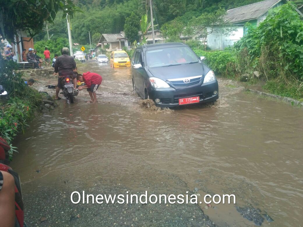 Ket foto : tampak mobil dinas saat melewati jalur banjir menuju objek wisata air panas Doulu jumat (01/06)