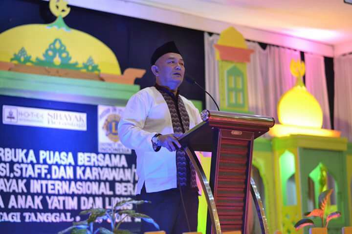 Foto : Manager  Hotel Sibayak,Tadjudin Sukardi memberikan kata sambutan di Depan para anak yatim yang hadir dalam Acara Buka Bersama Serta santunan,sa