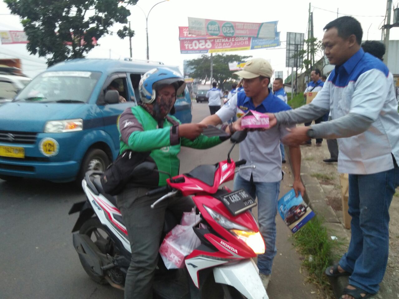 Foto : Para Member DGCI Paten Bogor membagikan Takjil Gratis kepada para pengendara kendaraan di seputaran Cibubur