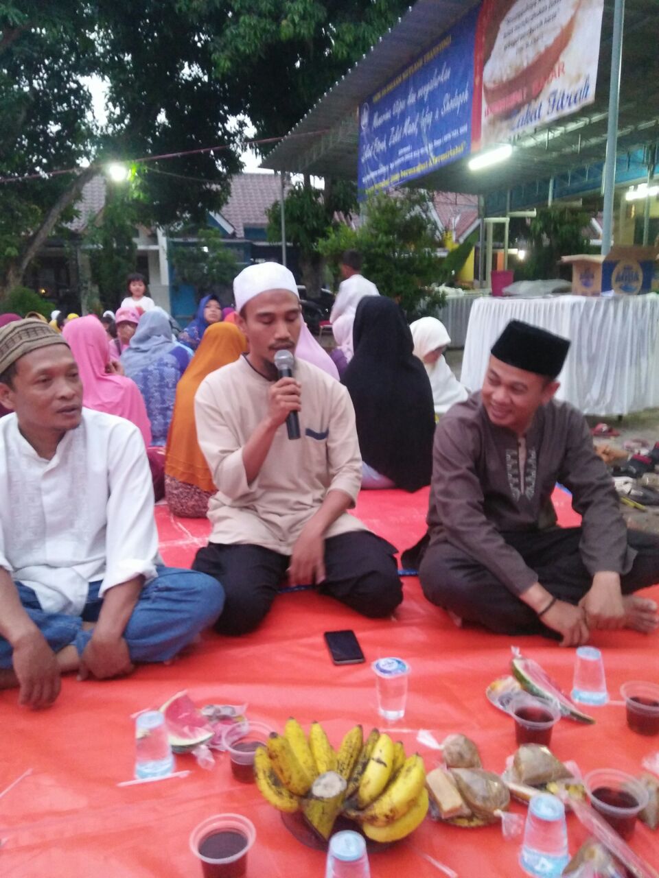 Foto : Ketua DKM Masjid As-Salaam,Muhammad Yusup Memimpin doa Berbuka Puasa.