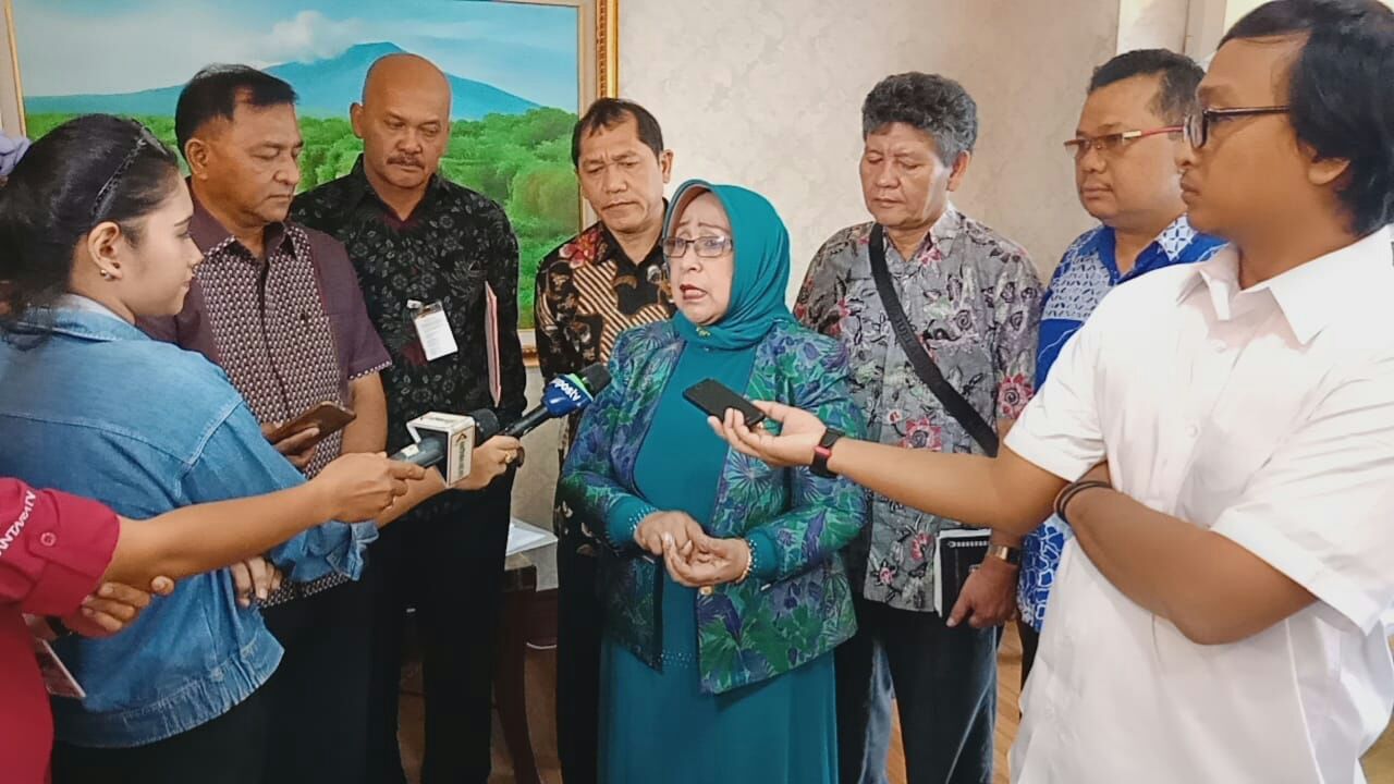 Ket foto : Wakil ketua DPD RI Prof. Dr. Ir. Darmayati Lubis bersama Bupati Karo saat di wawancarai oleh media senin (04/06)