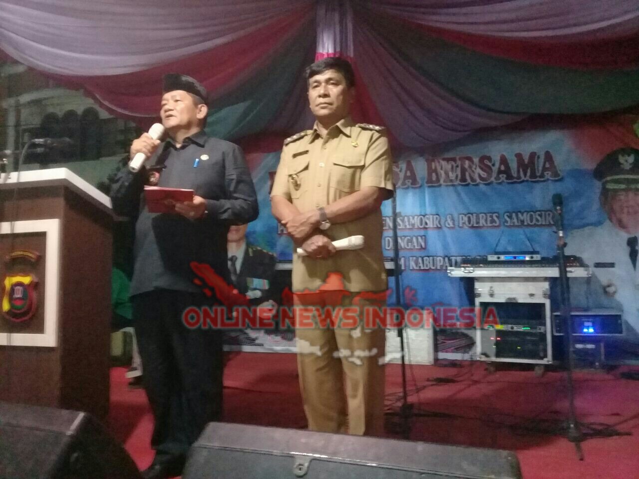 Foto : Bupati Samosir, Drs.Rapifin Simbolon MM (baju safari hitam), dan Wakil Bupati Samosir Ir.Juang Sinaga, berikan sambutan pada acara buka puasa bersama masyarakat mukmin Samosir