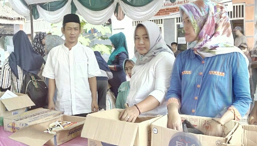 Foto : Kepala Desa Pagelaran,Endi Suyudi (berbaju putih) bersama para staf desa Pagelaran turun langsung melayani masyarakat di acara bazar murah yang di adakan pada Rabu(06/06).