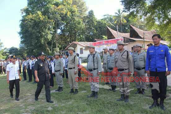 Foto : Bupati Samosir, Drs Rapidin Simbolon MM, memeriksa kesiapan pasukan OPS Ketupat Toba 2018 di tanah lapang onan lama pangururan