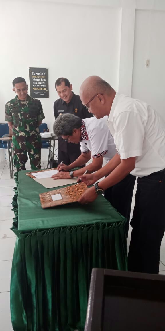 Ket foto  : Bupati Karo menyaksikan penandatanganan pengukuhan Pengurus Pergatsi Kab Karo, Jumat (08/06)
