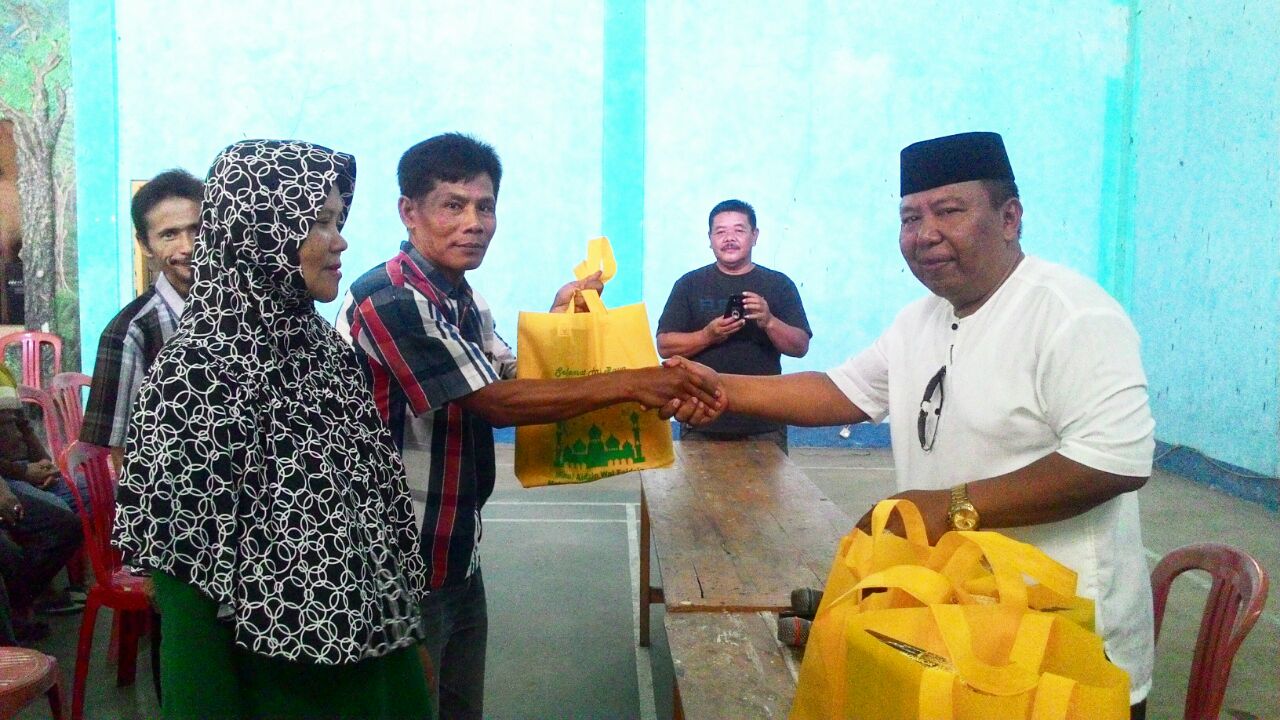 Foto : Kepala Desa Cisalak,Kabupaten Subang, Widodo Sumatri berbagi kasih di bulan Ramadhan dengan segenap jajaran pemerintahan Desa Cisalak.Selasa(12/06)
