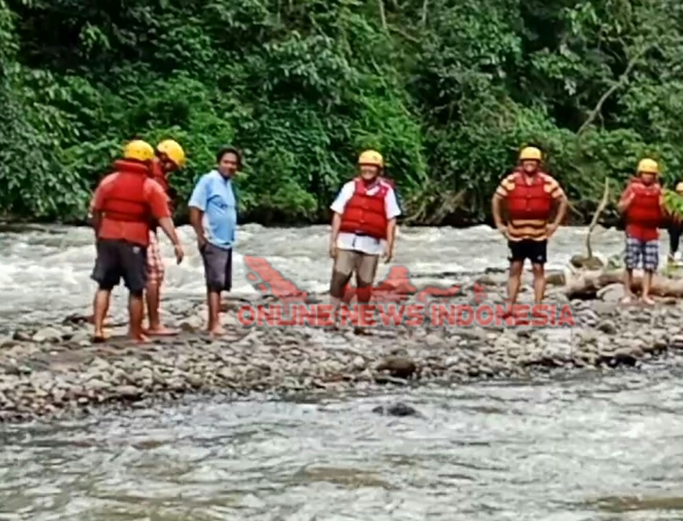 Ket foto :Bupati Karo bersama Camat Tigabinanga saat di tepi bibir sungai lau biang dalam liburan nya disuasana lebaran H+2.