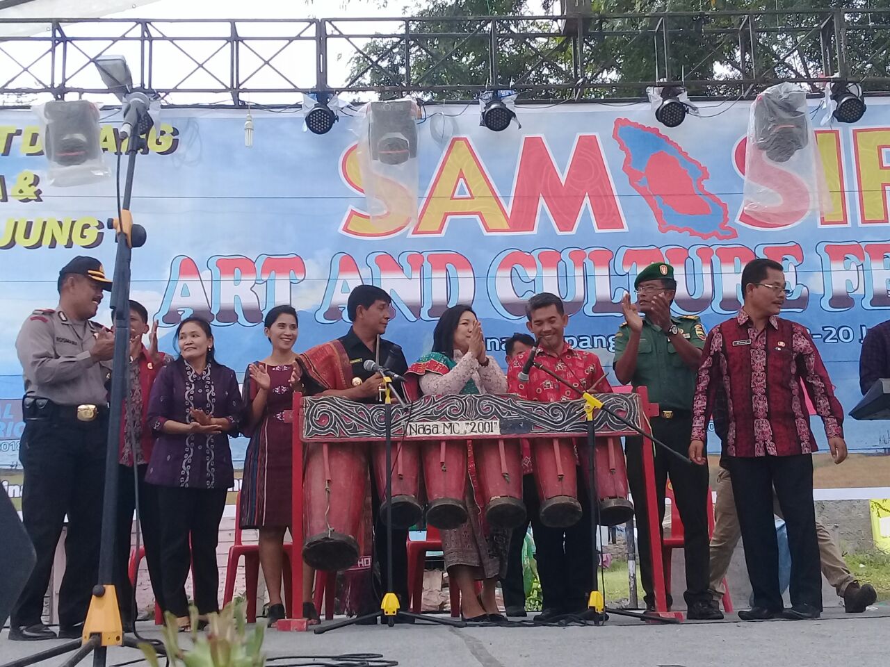 Foto : Pembukaan Samosir ART AND CULTURE Festival 2018, dengan pemukulan gondang bersama oleh FKPD Samosir, di Tanah Lapang Onan Lama Pangururan Samosir, Senin (18/06)