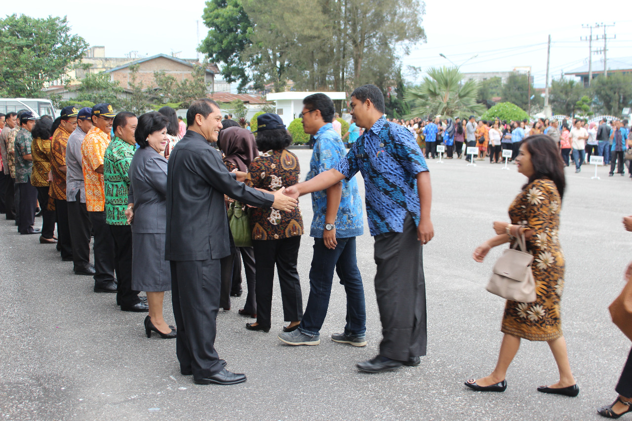 Ket foto : tampak Bupati dan   wakil bupati Karo sesaat usai apel bersama ASN bersalaman.