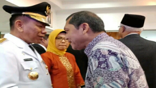 Ket foto : Bupati Karo menyempatkan Berbincang dengan Pj baru Gubsu Drs. Eko Subowo MBA seputar penanganan Sinabung saat serah terima, Jumat (22/06)