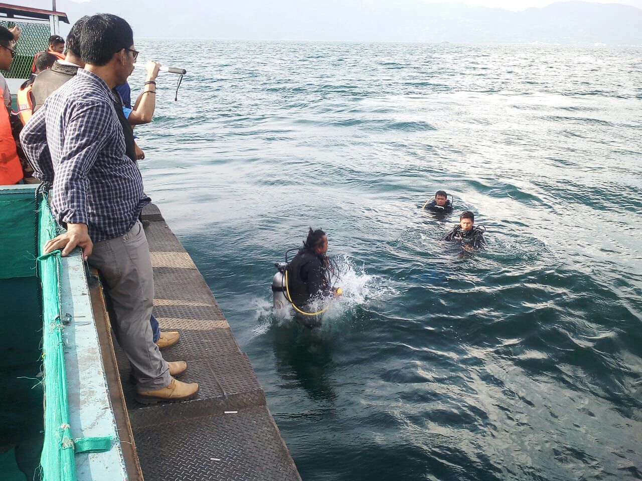 Foto : Tiga Relawan penyelam dari Perusahaan Swasta, ikut serta dalam upaya pencarian korban tenggelamnyan KM.Sinar Bangun diperairan Danau Toba Simanindo Kab.Samosir menuju Tiga Ras Kab.Simalungun