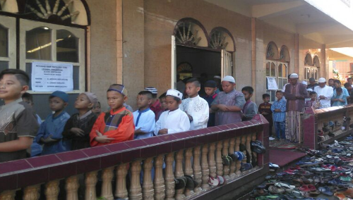 Jemaah memenuhi hingga bagian luar Masjid Besar Nurul Huda Kawangkoan