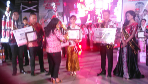 Kabid Kebudayaan selaku Ketua Panitia Melisa Rondonuwu SP menyerahkan trophy kepada Wakil I Prylisa Wowor