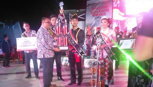 Kadis Budpar Kab Minahasa Agustifo Tumundo SE MSi menyerahkan Trophy kepada Joshua Kereh pemenang Putera