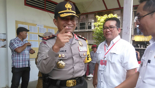 Kapolda Sulut Irjen. Pol. Drs. Bambang Waskito berbincang dengan penyelenggara di TPS desa Tompaso II Kec Tompaso