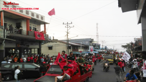 Konvoi menjelang senja, massa pendukung ROR-RD bergembira di Pusat Kota Kawangkoan