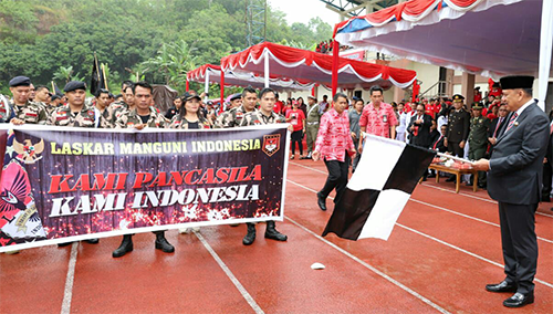 Laskar Manguni Indonesia mengikuti Pelepasan Pawai Parade Pancasila oleh Gubernur Sulut Olly Dondokambey SE
