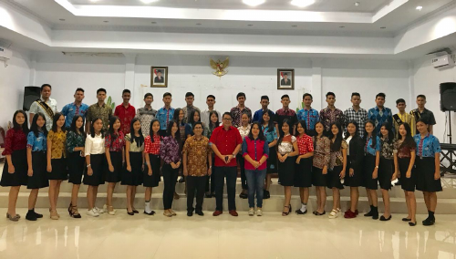 Kepala Dinas Kebudayaan dan Pariwisata Minahasa Agustivo Tumundo (kemeja merah) bersama para peserta pemilihan Putera-Puteri Pesona Minahasa 2018