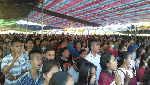 Ribuan peserta dalam tenda saat ibadah pembukaan