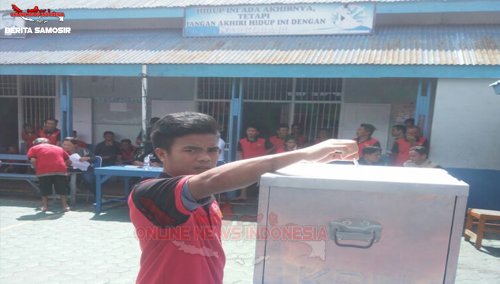 Salah satu warga binaan Rutan Pangururan Cabang Samosir, gunakan hak suaranya pada Pilgubsu 2018 di TPS Rutan Pangururan Samosir