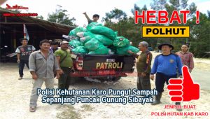 Polhut Kabupaten Karo saat di lokasi kaki Puncak Gunung Sibayak sesaat usai pungut sampah