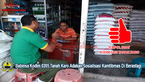 Personil Babinsa Kodim 0205 saat memberikan sosialisasi kepada para pedagang di pusat pasar Berastagi Rabu (29/08)