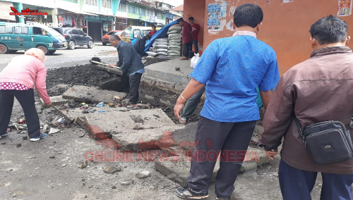 Tampak warga yang bergotong royong minim, kepedulian warga kurang untuk bergotong royong membersihkan lingkungan nya