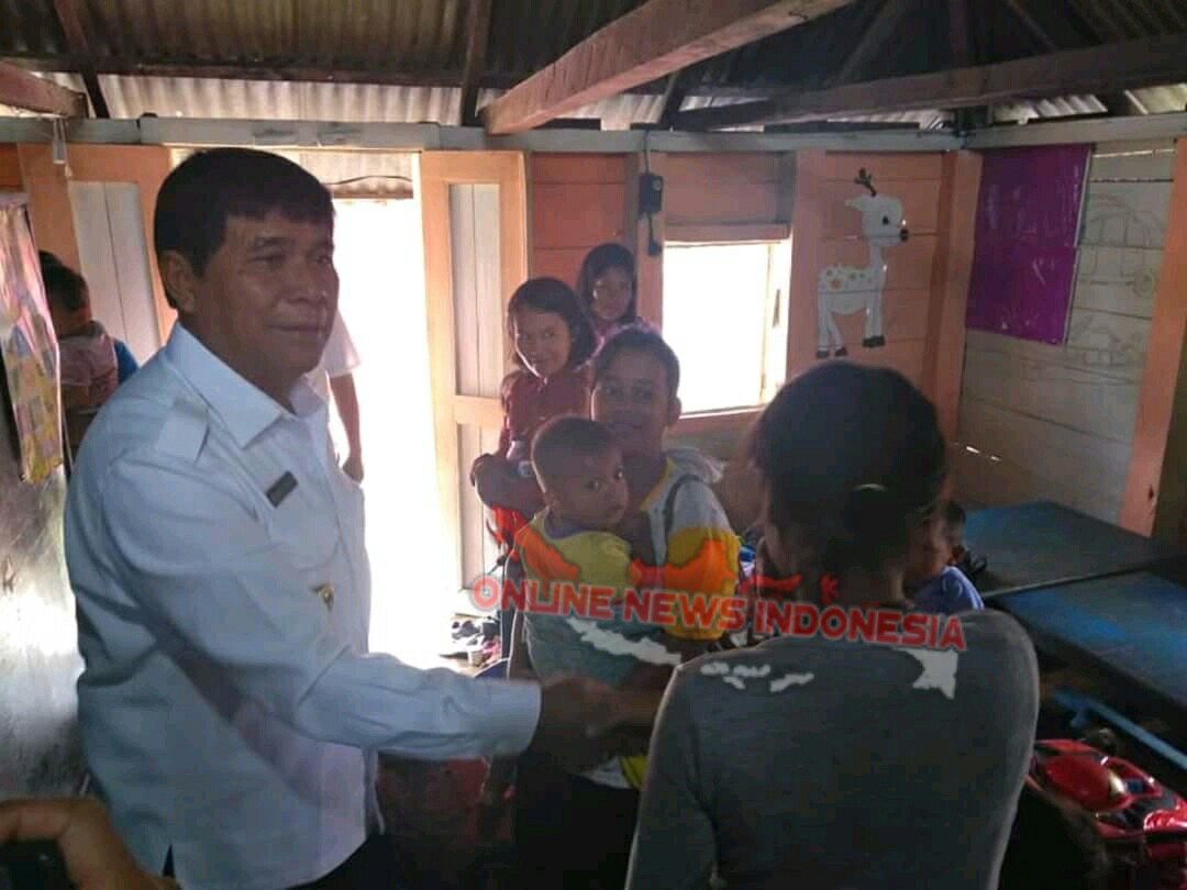 Foto : wabup Samosir, Ir.Juang Sinaga, memberi pencerahan kepada ibu ibu perihal pentingnya Imunisasi Campak dan Rubella