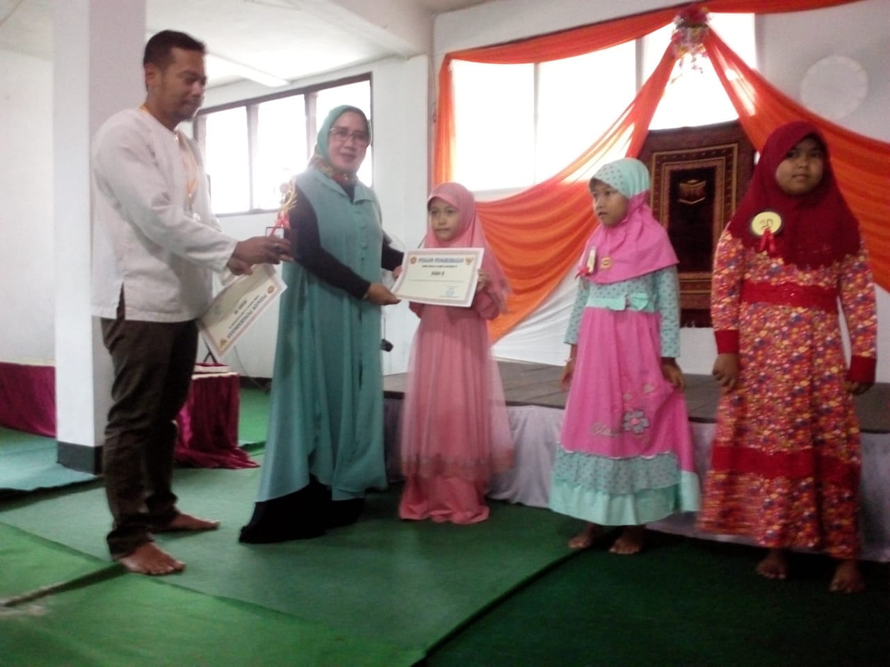Foto : pembagian Hadiah kepada para juara di wakili oleh Ustad Pendi Dan Nyonya Somantri SE,