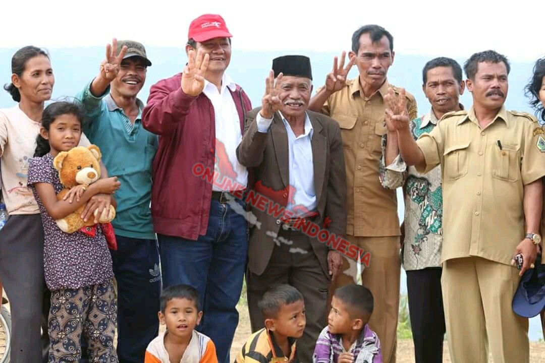 Foto : Bupati Samosir Drs.Rapidin Simbolon MM,(topi merah) foto bersama Warga, disela meninjau pembangunan ruas jalan Harian - Sitiotio