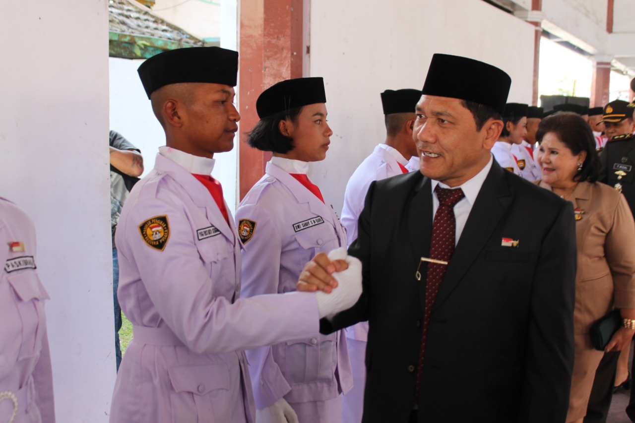 Ket foto : tampak Bupati dan wakil Bupati Karo memberikan salam komando kepada seluruh Paskibraka Kabupaten Karo Di Jambur Pemkab Karo Kabanjahe, rabu (15/08)