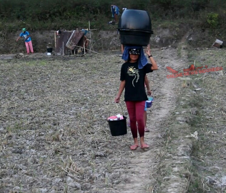 Foto : Warga Lintong Nihuta harus berjalan sepanjang 1 Km untuk mendapatkan air, itu pun harus antri dengan warga lainnya.