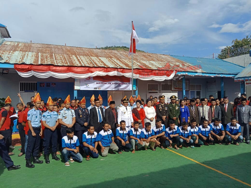 Foto : Bupati Samosir, Drs.Rapidin Simbolon MM, foto bersama pegawai Lapas serta warga binaan cabrutan Pangururan