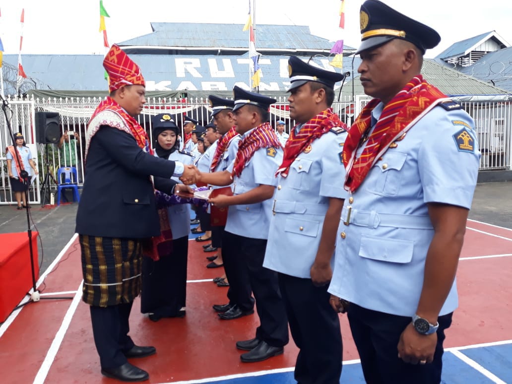 Ket foto : Karutan Kelas II B Kabanjahe Theo Andrianus Purba memberikan penghargaan ke pada pegawainya jumat (17/08)