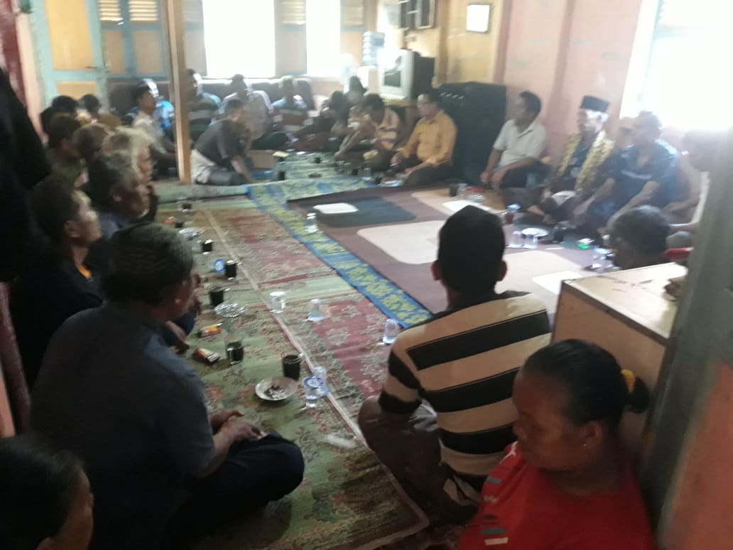 Foto : Sebanyak 30 tokoh   Masyarakat marga Sinaga, Simbolon, dan  lainnya, pada silahturahmi untuk menyatukan prinsip antarkan Beresman Sinaga menuju DPRD Samosir 2019.