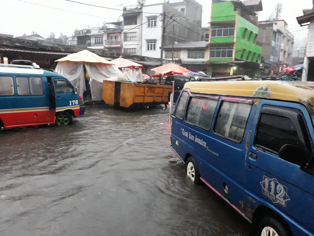 Ket foto : banjir di pusat pasar kota Berastagi sebetis orang dewasa pada Senin sore kemarin.