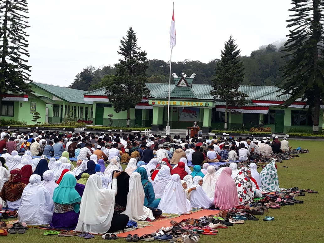 Ket foto : umat muslim saat mengikuti Ceramah idul  adha dari ustad Jendri Ginting di lapangan Makodim 0205 /TK Rabu (22/08)