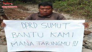 Salah satu warga yang menuntut DPRD SUMUT melalui sebuah tulisan