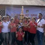 Penyerahan Trophy Pemenang Pertama kepada Dinas Pendidikan Minahasa