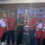 Penyerahan Trophy Pemenang Ketiga kepada Kecamatan Tompaso Barat