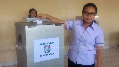 Kepala Sekolah SMA Yadika Langowan Jeiny Sangari SE, memasukan kertas suara di kotak suara dalam pemilihan Ketua Osis periode 2018-2019