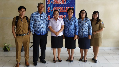 Kepala Sekolah Yadika Langowan selesai menerima kunjungan Dinas Pendidikan Kabupaten Minahasa
