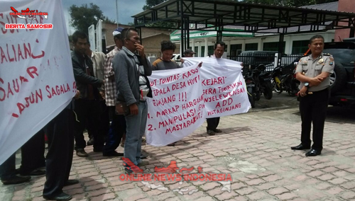 Pemkab Dianggap Lamban Atasi Keluhan Warga, Puluhan Warga Desa Hutaginjang Gelar Unras Ke Kantor Bupati Samosir