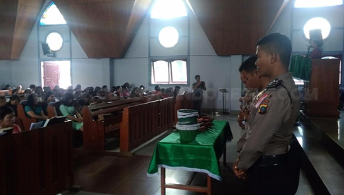 Masyarakat Samosir bersama jajaran polres Samosir, doa bersama di gereja HKBP Bolon Simpang empat Pangururan, dan turut ucapkan belasungkawa atas musibah gempa bumi yang terjadi di Sulawesi Tengah