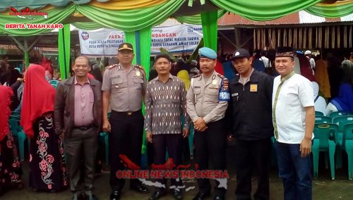 Kapolsek Simpang Empat AKP Nazrides Syarif S.H berfose di sela sela kegiatan peletakan batu pertama dalam pembangunan Masjid desa Budaya Lingga Kec Simpang Empat, Kab Karo, Selasa (11/09) 2018