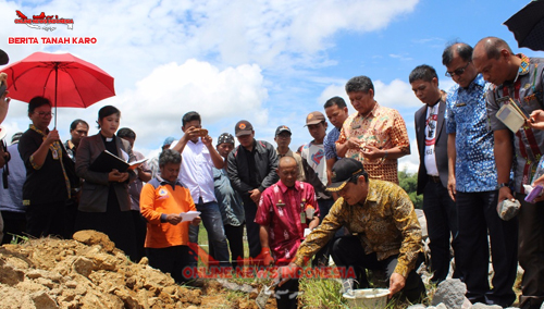 Bupati Karo Terkelin Brahmana SH saat melakukan peletakan batu pertama pembangunan rumah untuk relokasi pengungsi, Kamis (13/09) 2018