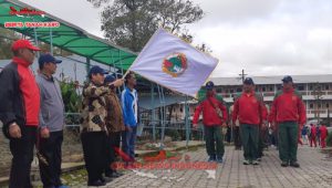 Bupati Karo melepas peserta Gerak jalan santai di universitas Qualty Berastagi, Jumat (14/09)