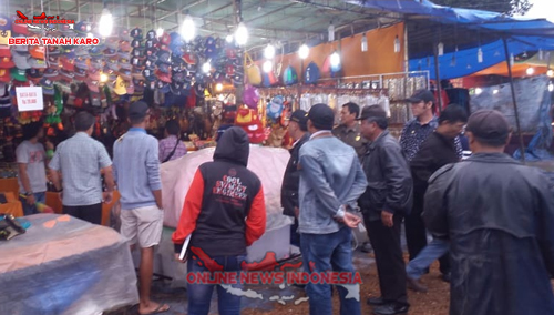 Pasar Malam ala Bazar Pasar Murah saat di adakan penutupan di saksikan oleh warga dan pihak pengamanan di lokasi jln Djamin Ginting Pajak Roga Desa Rumah Berastagi Simpang Ujung Aji pada Jumat (14/09) 2018