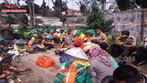 Kapolres Karo, Kapolsekta Berastagi saat makan bersama di tempat pembuangan sampah senin (17/09) 2018