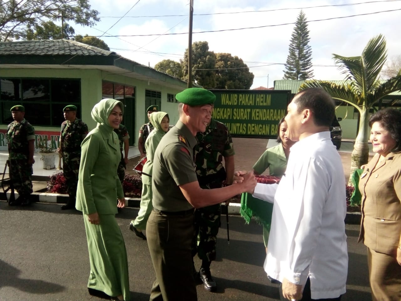 Ket foto : Bupati bersama Wakil Bupati Karo bersalam komando bersama Danrem 023 /KS dalam menyambut kehadiran nya di Makodim 0205 Tanah Karo, Rabu (19/09) 2018